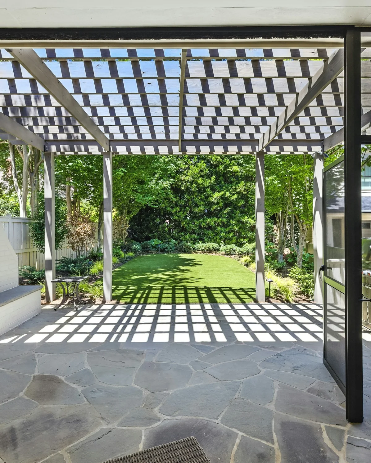 Pergola altında taş zeminli dış mekân oturma alanı