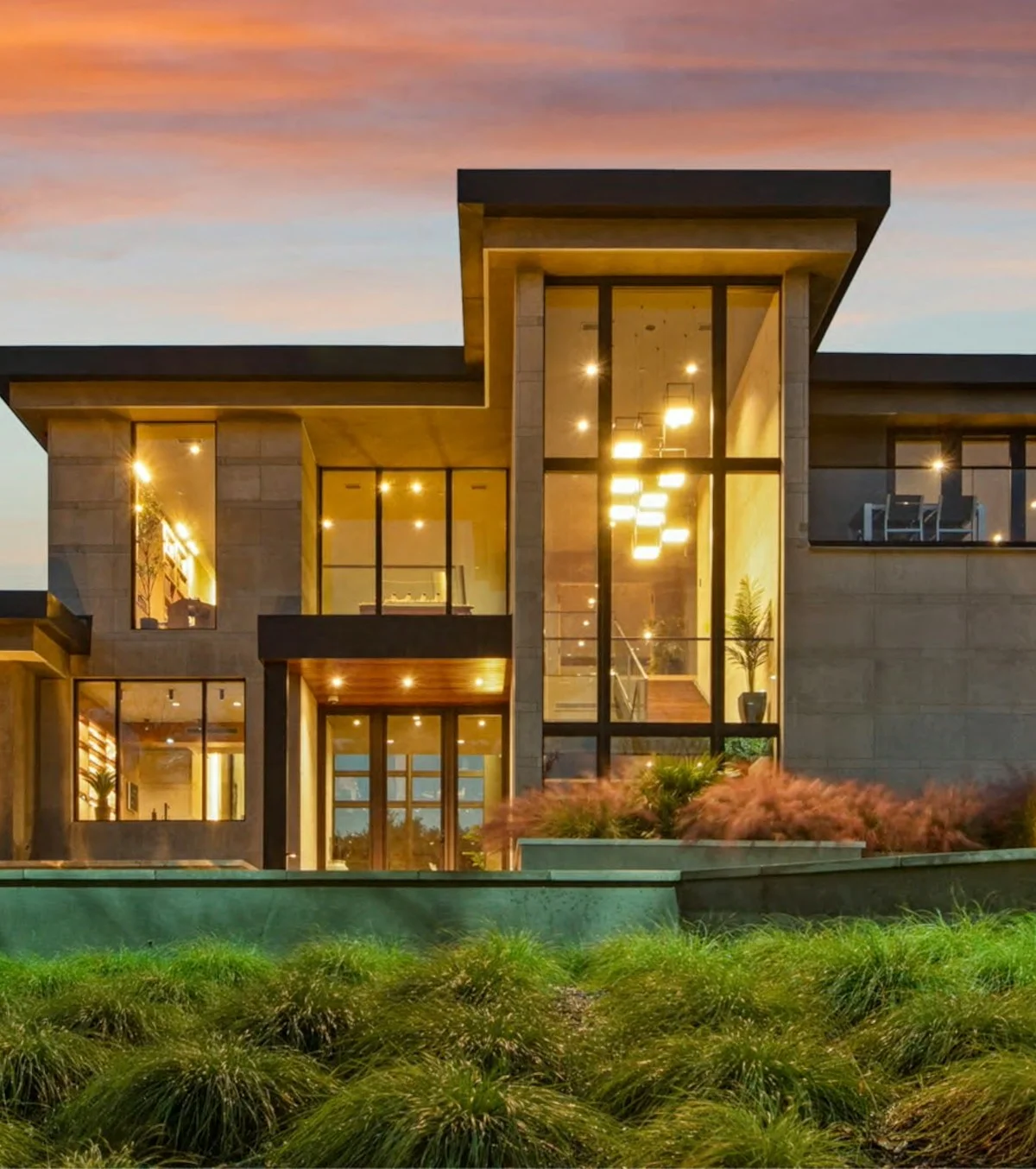 Akşam ışıklarıyla geniş camlı modern villa