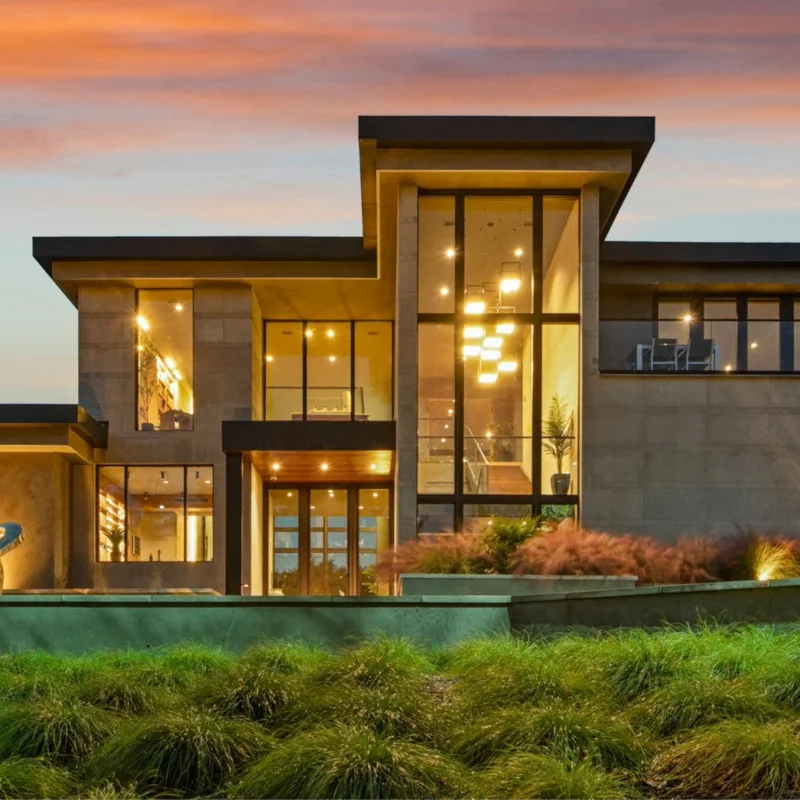 Akşam ışıklarıyla geniş camlı modern villa